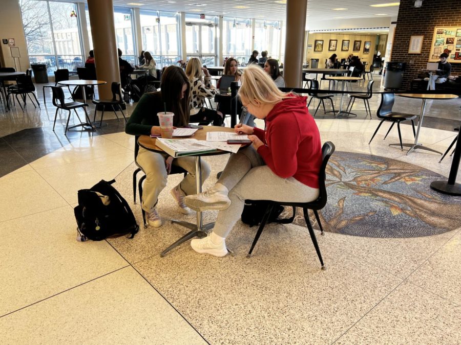 GLSD Students studying in the commons area