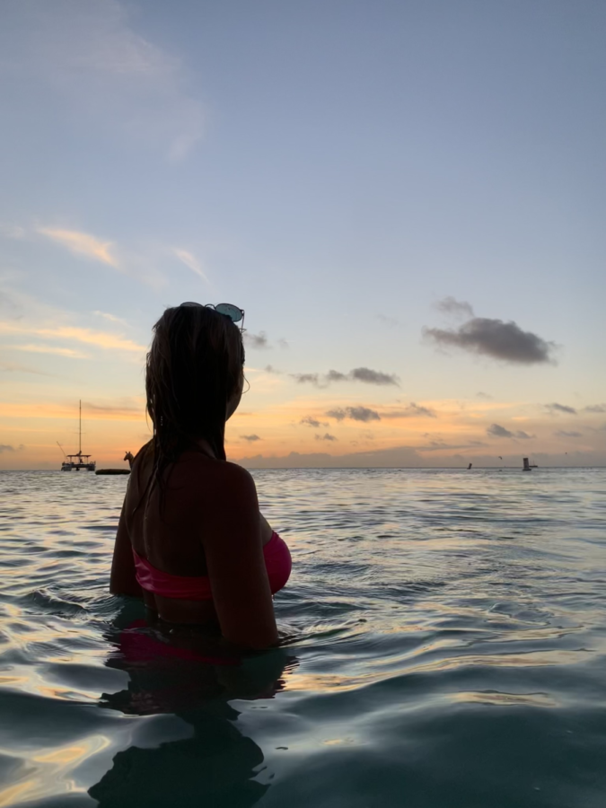 Ryley+Quinn+watches+the+beautiful+sunset+from+the+clear+water+of+the+Caribbean+Sea.+Annually%2C+Quinn+and+her+extended+family+go+on+vacations+to+places+such+as+Aruba.+