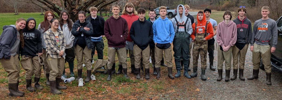 A group photo of the senior Capstone class at the end of electrofishing.